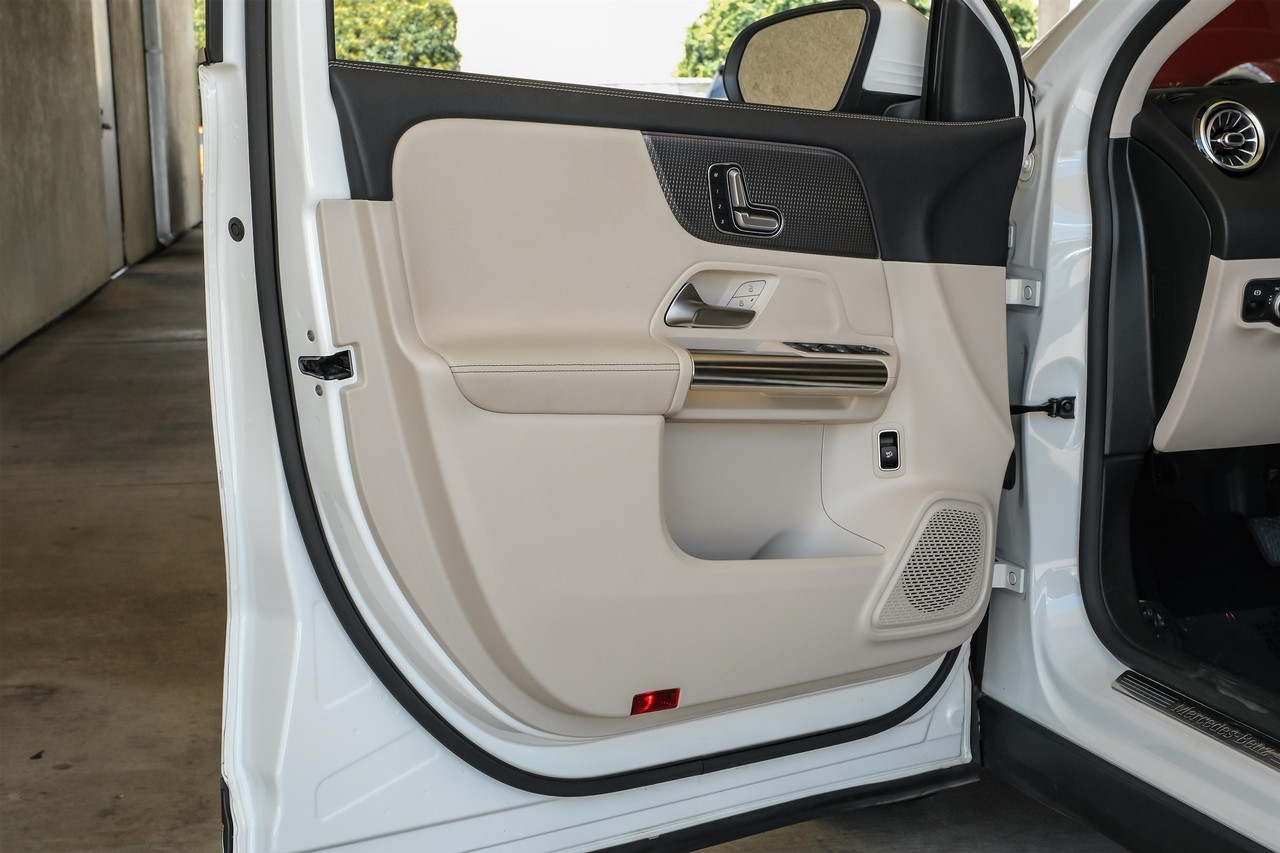 Mercedes-Benz GLA Vehicle Main Gallery Image 49