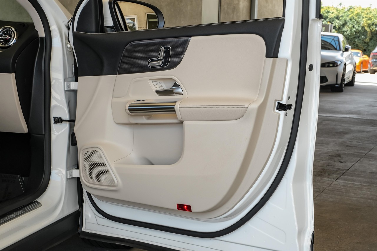 Mercedes-Benz GLA Vehicle Main Gallery Image 52