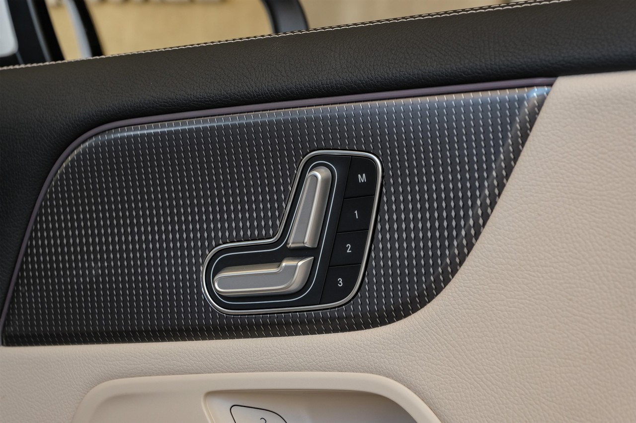 Mercedes-Benz GLA Vehicle Main Gallery Image 53