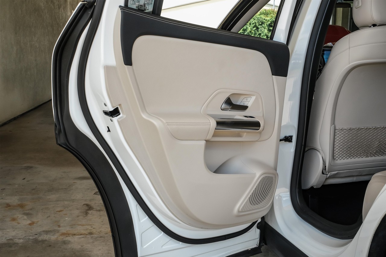 Mercedes-Benz GLA Vehicle Main Gallery Image 54