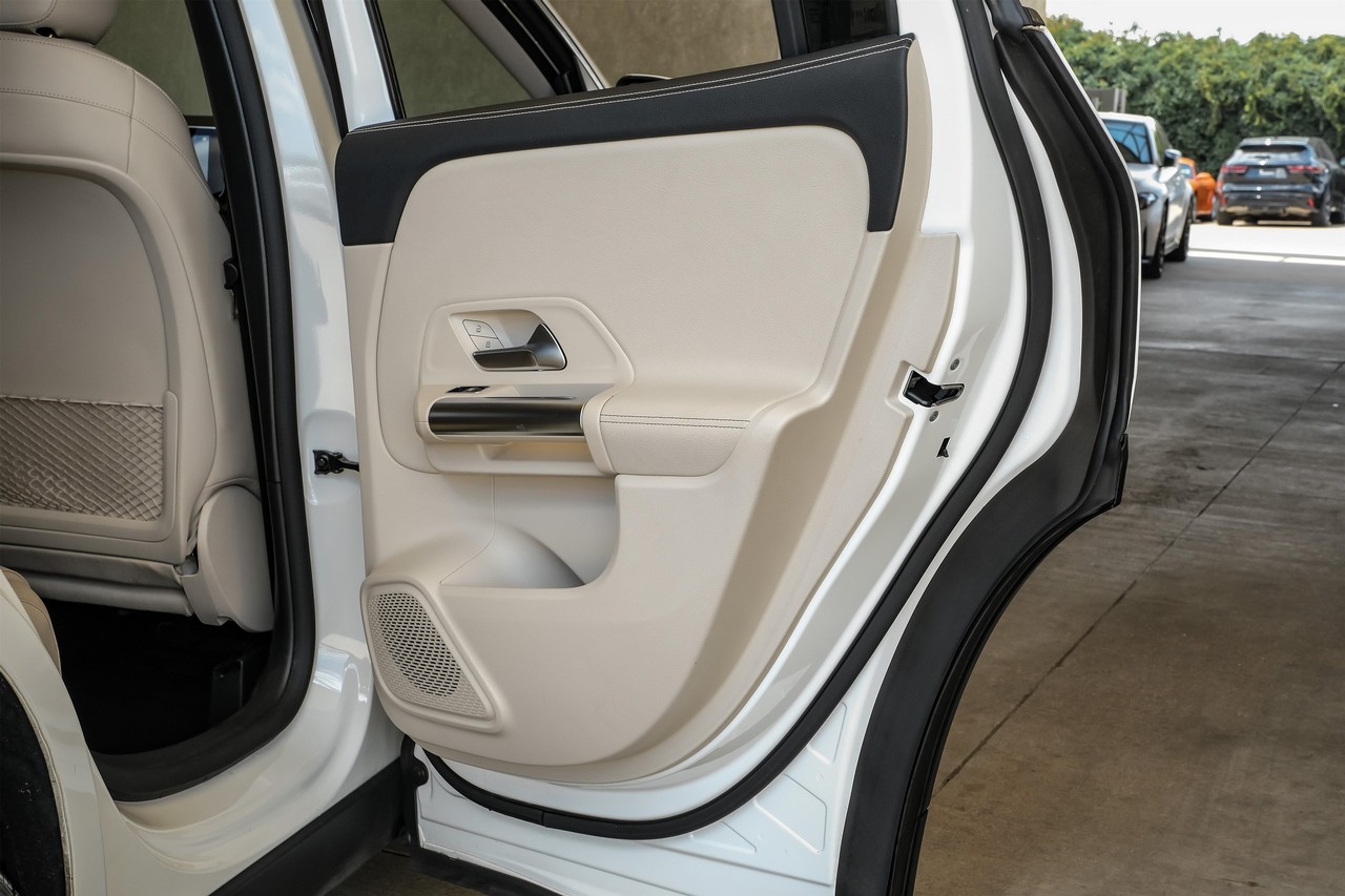 Mercedes-Benz GLA Vehicle Main Gallery Image 55