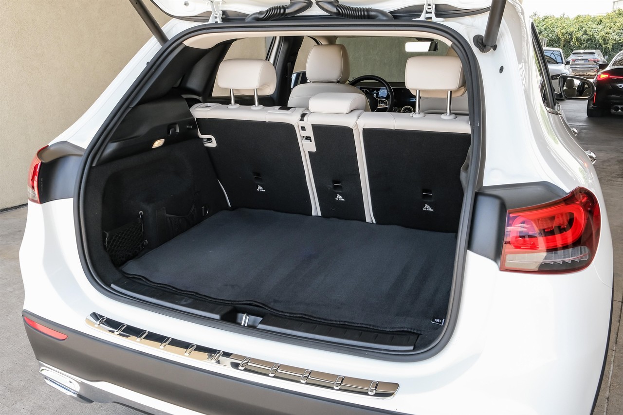 Mercedes-Benz GLA Vehicle Main Gallery Image 65