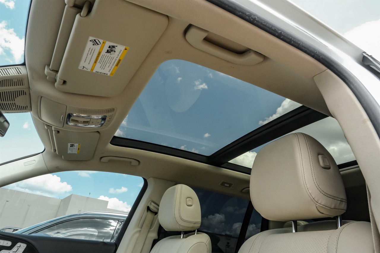 Mercedes-Benz GLS Vehicle Main Gallery Image 04