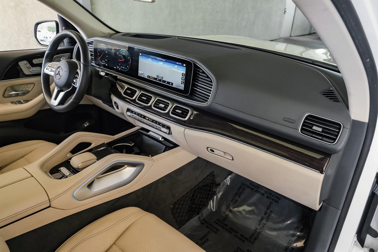 Mercedes-Benz GLS Vehicle Main Gallery Image 12