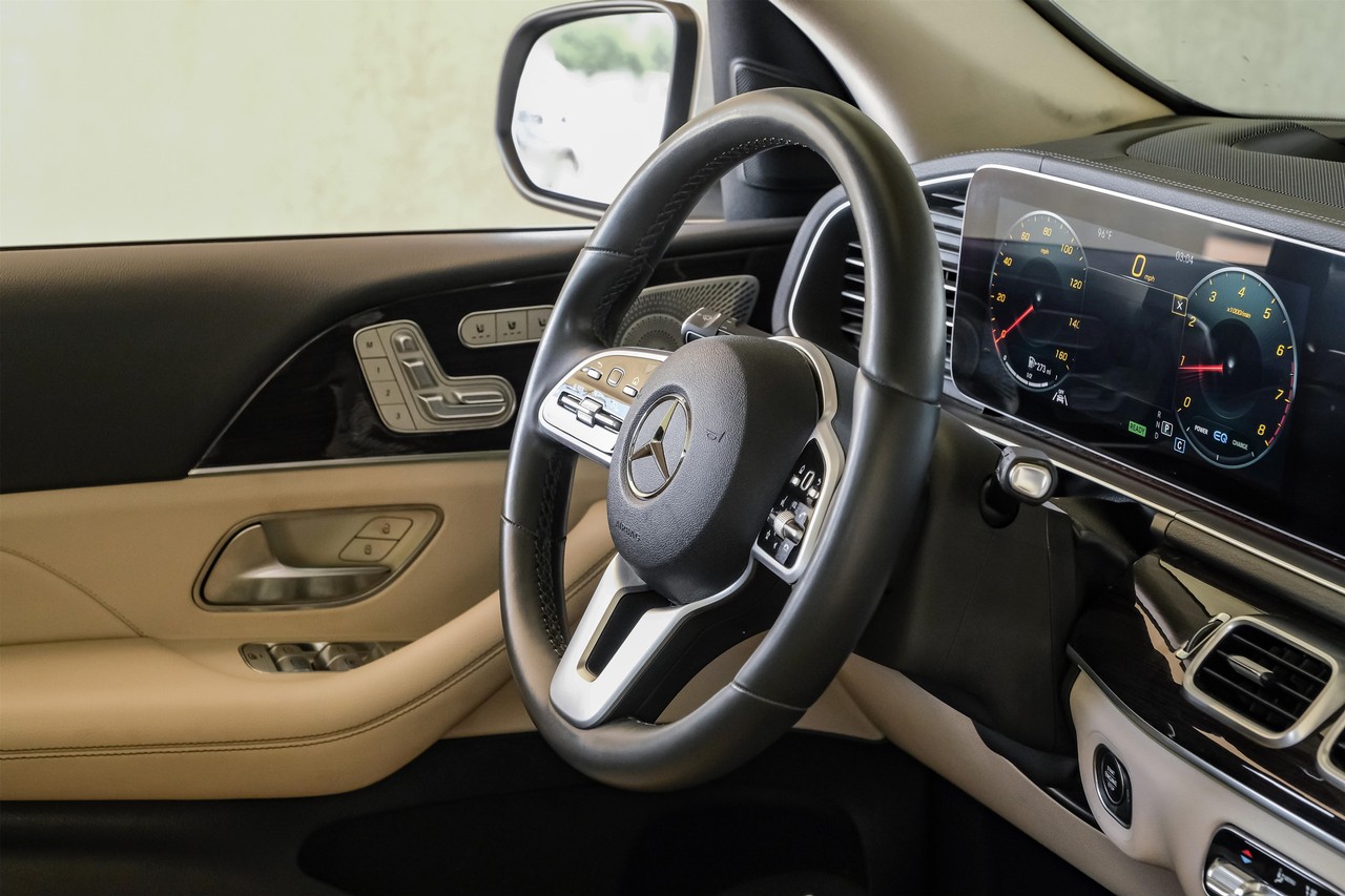 Mercedes-Benz GLS Vehicle Main Gallery Image 13