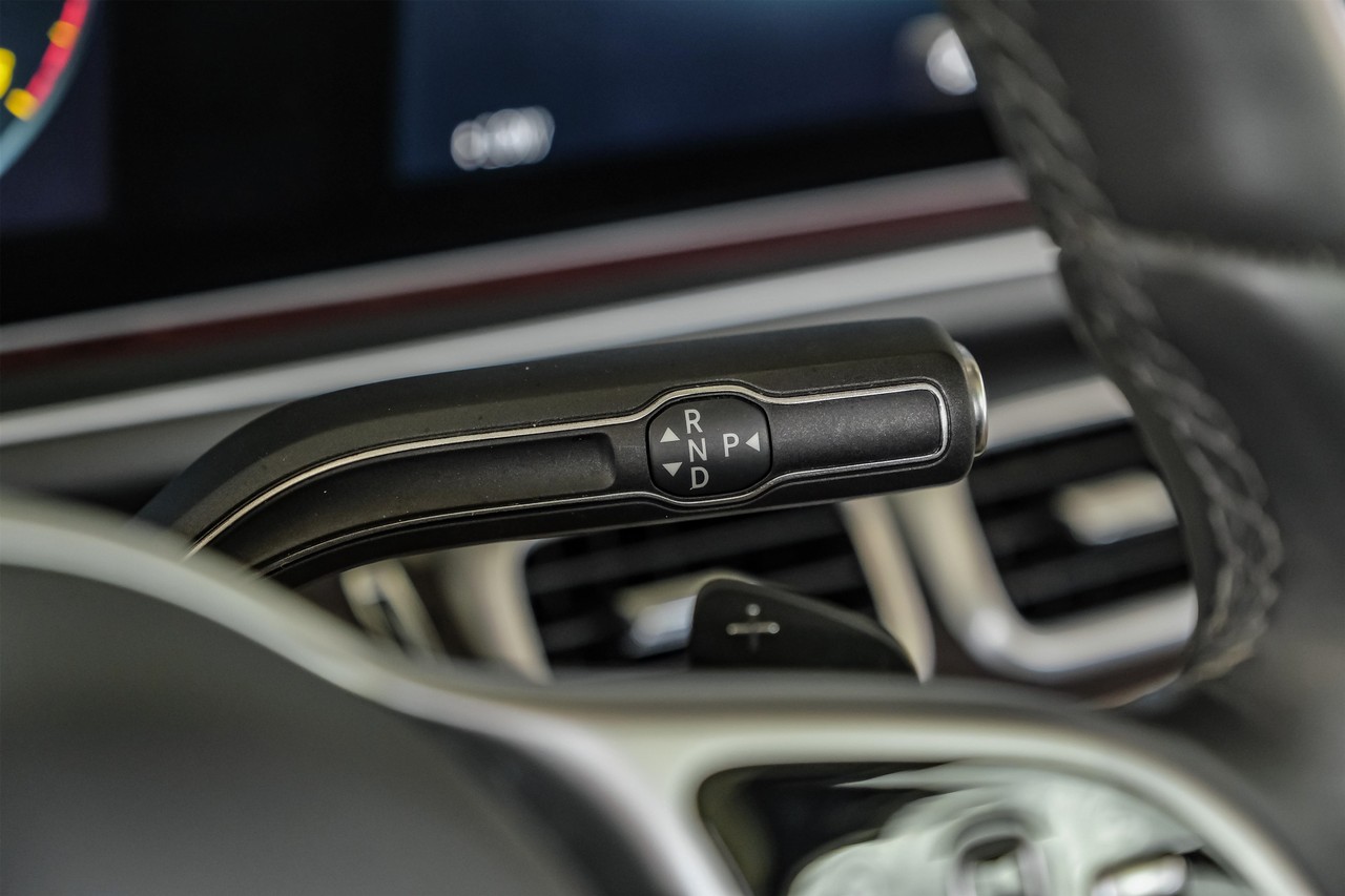 Mercedes-Benz GLS Vehicle Main Gallery Image 21
