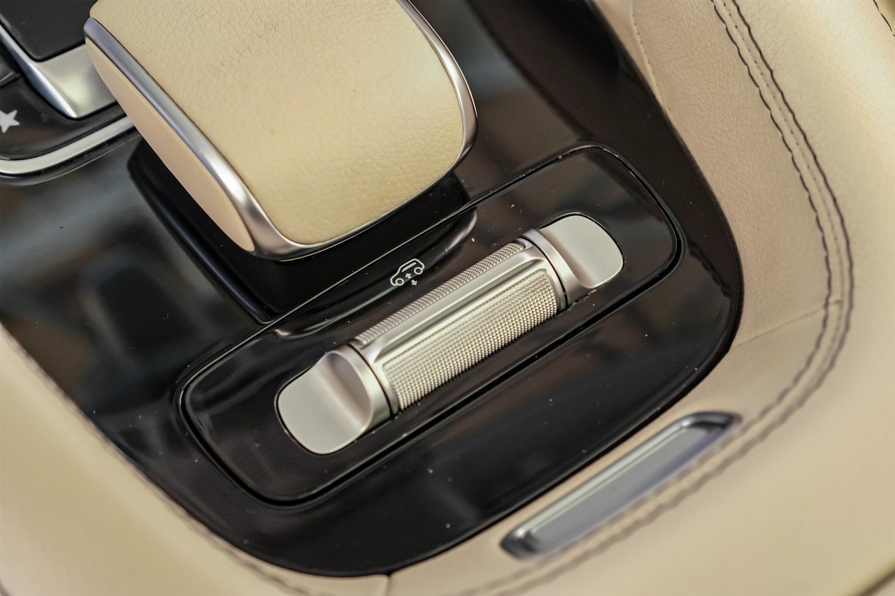 Mercedes-Benz GLS Vehicle Main Gallery Image 33