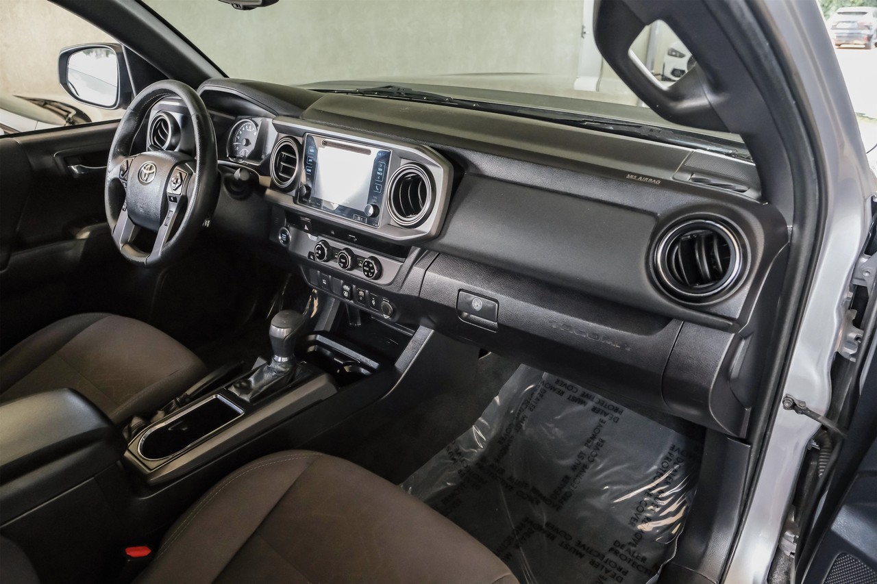 Toyota Tacoma Vehicle Main Gallery Image 10