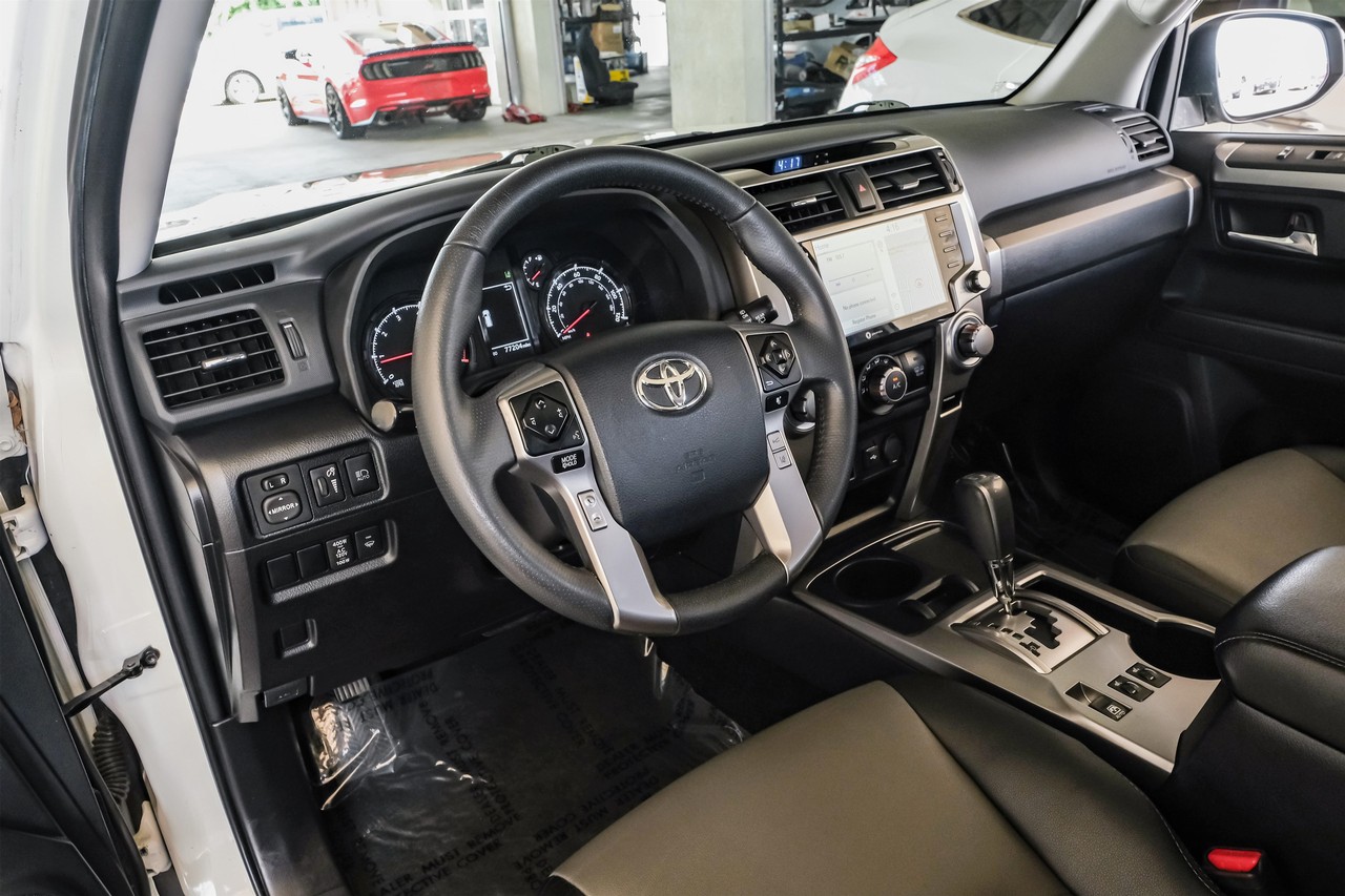 Toyota 4Runner Vehicle Main Gallery Image 03