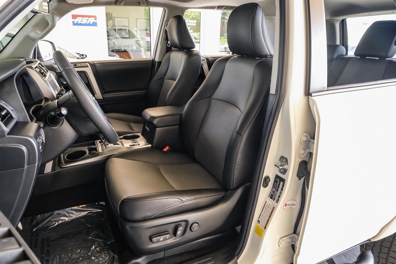 Toyota 4Runner Vehicle Main Gallery Image 04