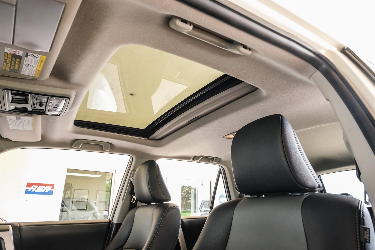 Toyota 4Runner Vehicle Main Gallery Image 05