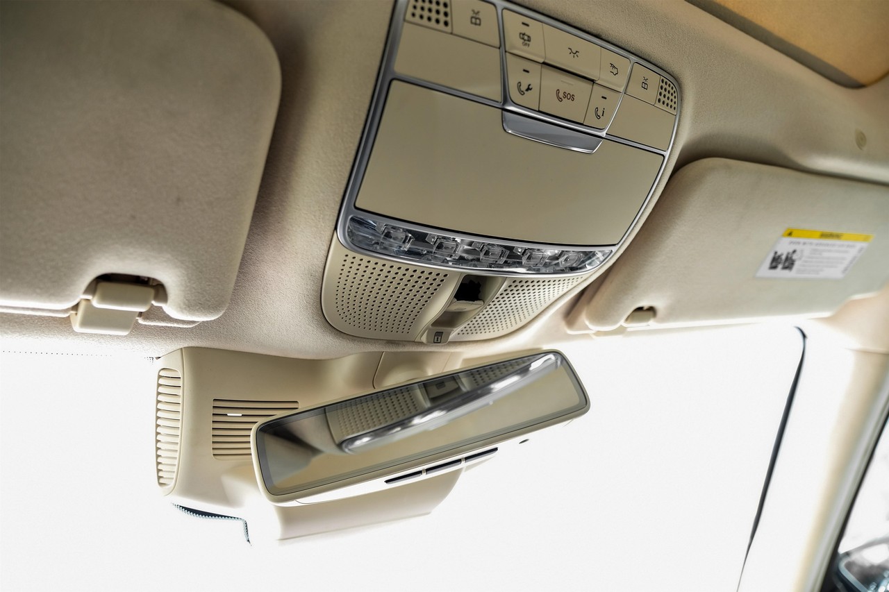 Mercedes-Benz S-Class Vehicle Main Gallery Image 26