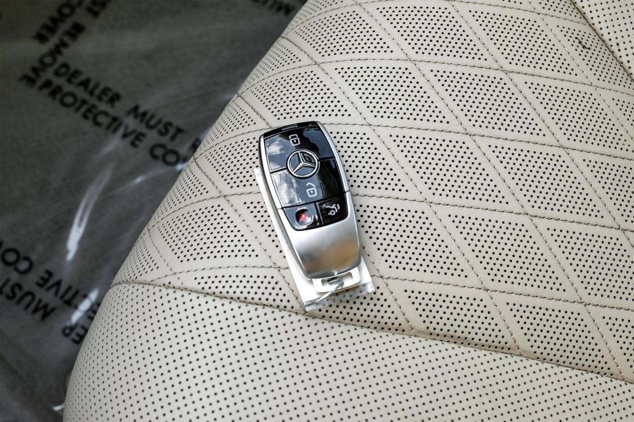 Mercedes-Benz S-Class Vehicle Main Gallery Image 52