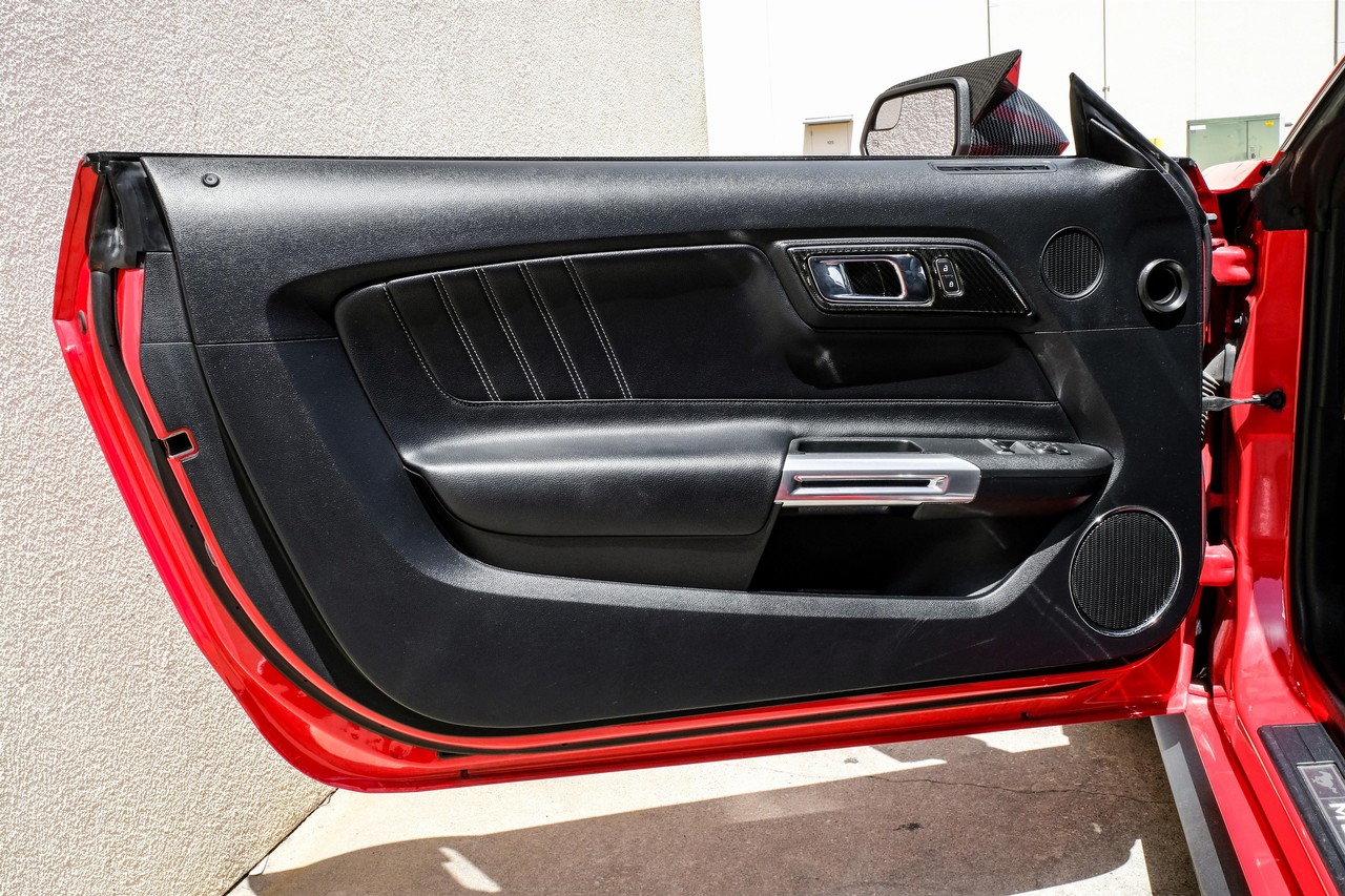 Ford Mustang Vehicle Main Gallery Image 33