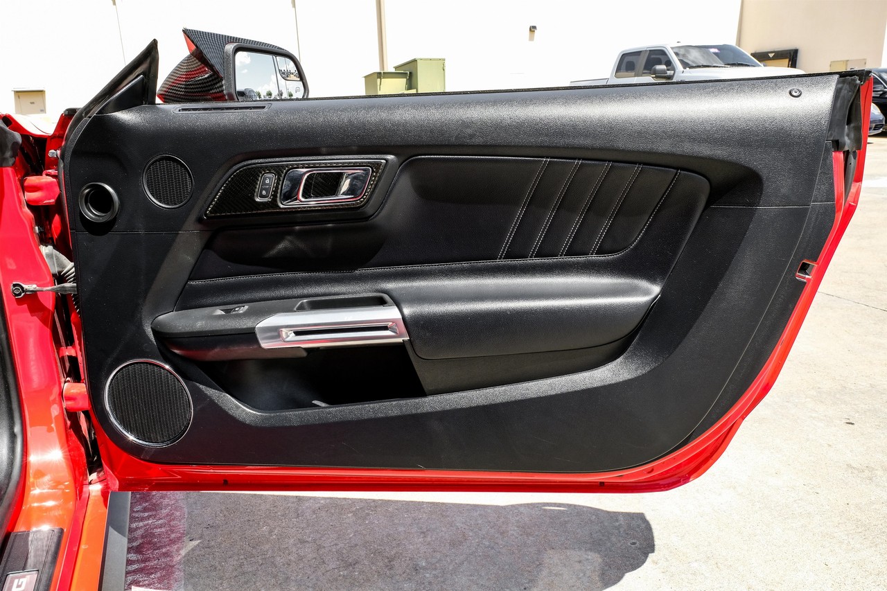 Ford Mustang Vehicle Main Gallery Image 35