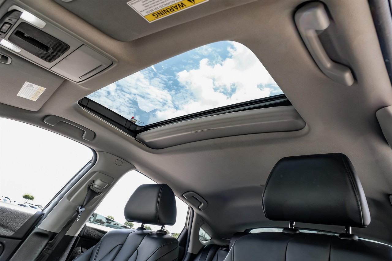 Acura Integra Vehicle Main Gallery Image 05