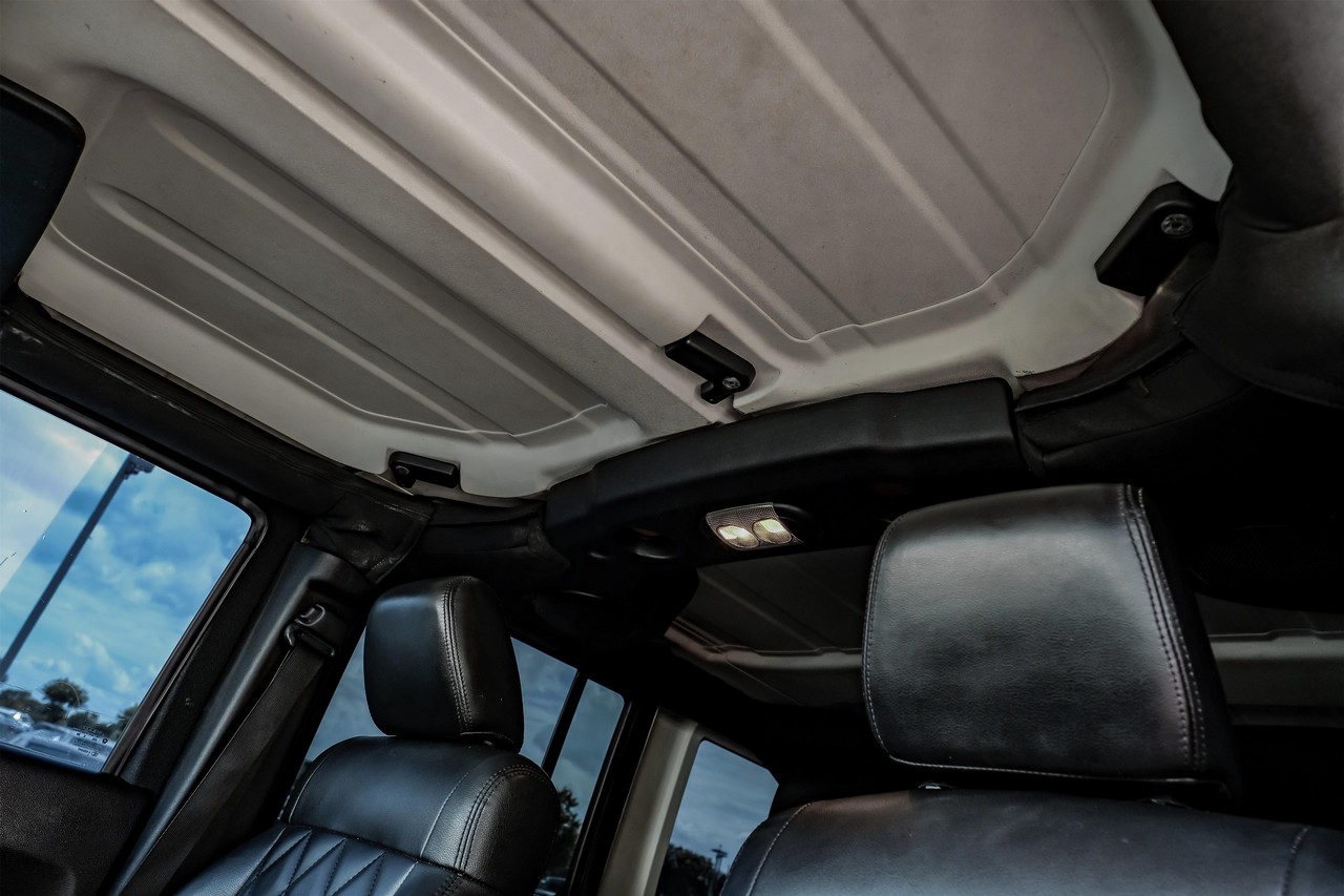 Jeep Wrangler Unlimited Vehicle Main Gallery Image 05