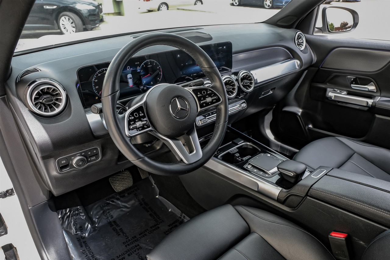 Mercedes-Benz GLB 250 Vehicle Main Gallery Image 03