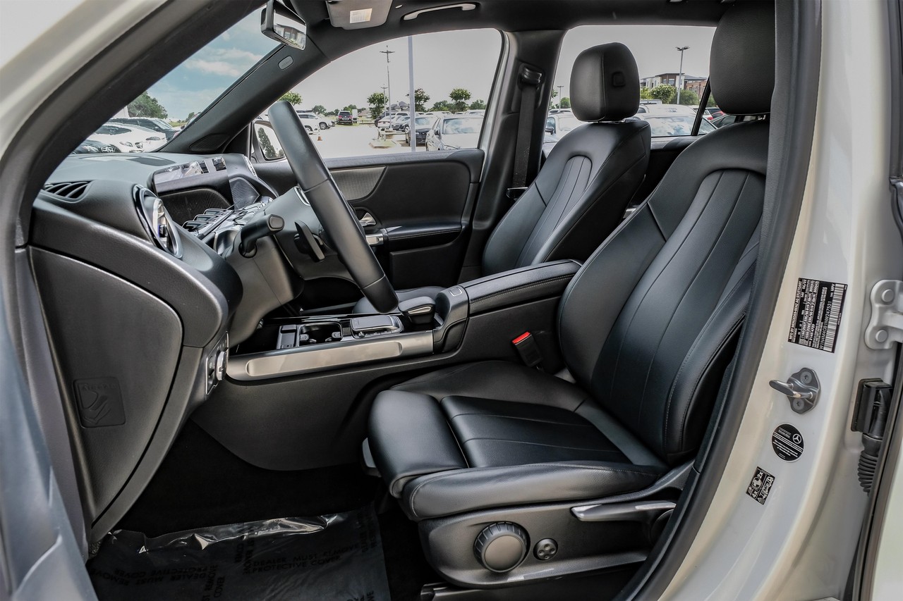 Mercedes-Benz GLB 250 Vehicle Main Gallery Image 04