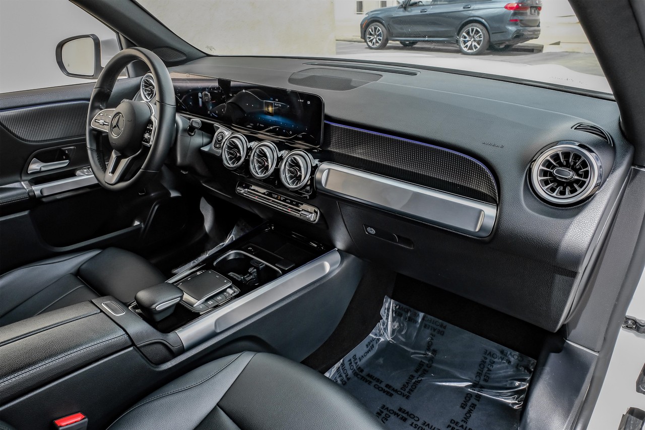 Mercedes-Benz GLB 250 Vehicle Main Gallery Image 17