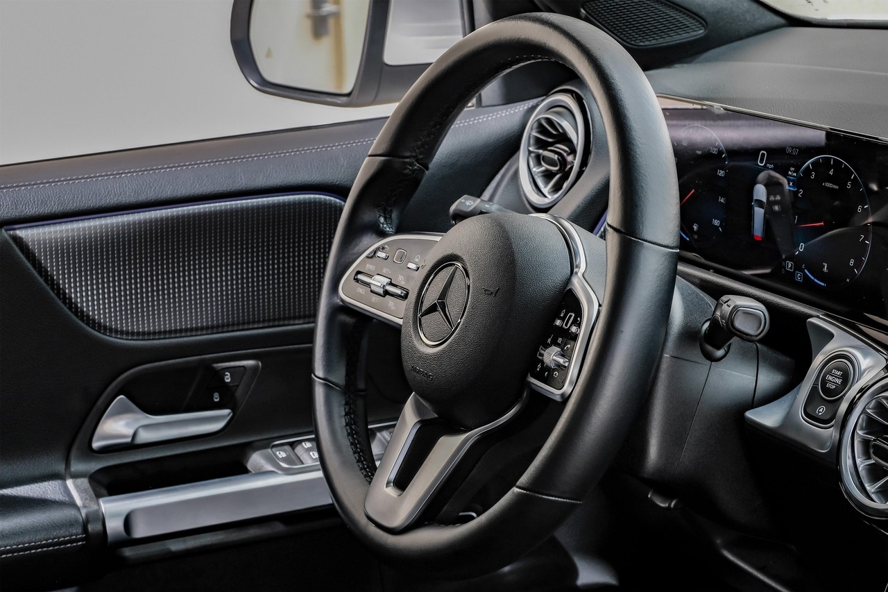 Mercedes-Benz GLB 250 Vehicle Main Gallery Image 20