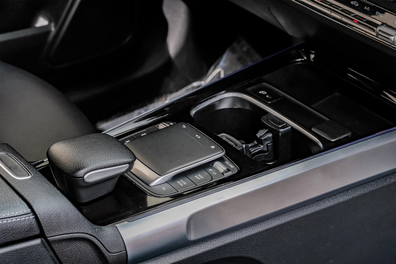 Mercedes-Benz GLB 250 Vehicle Main Gallery Image 27