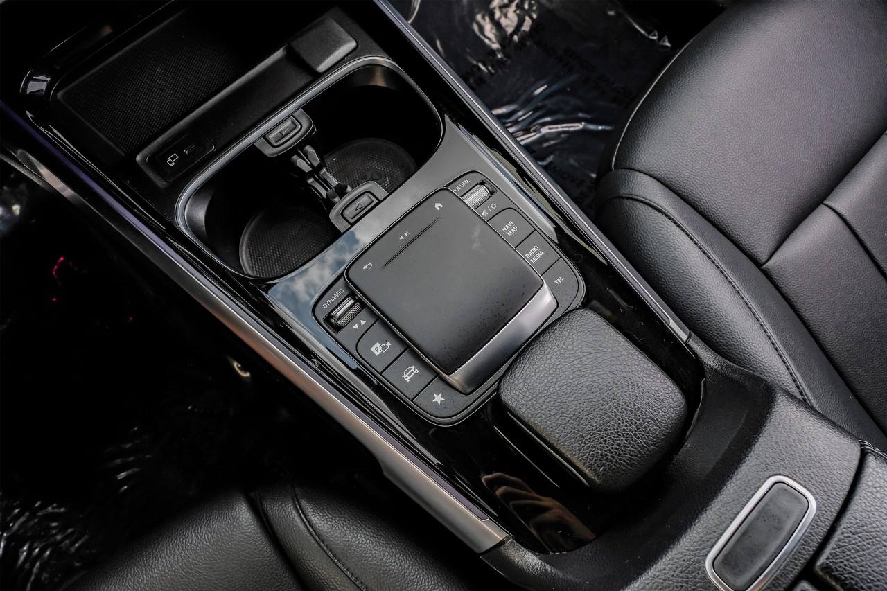 Mercedes-Benz GLB 250 Vehicle Main Gallery Image 28