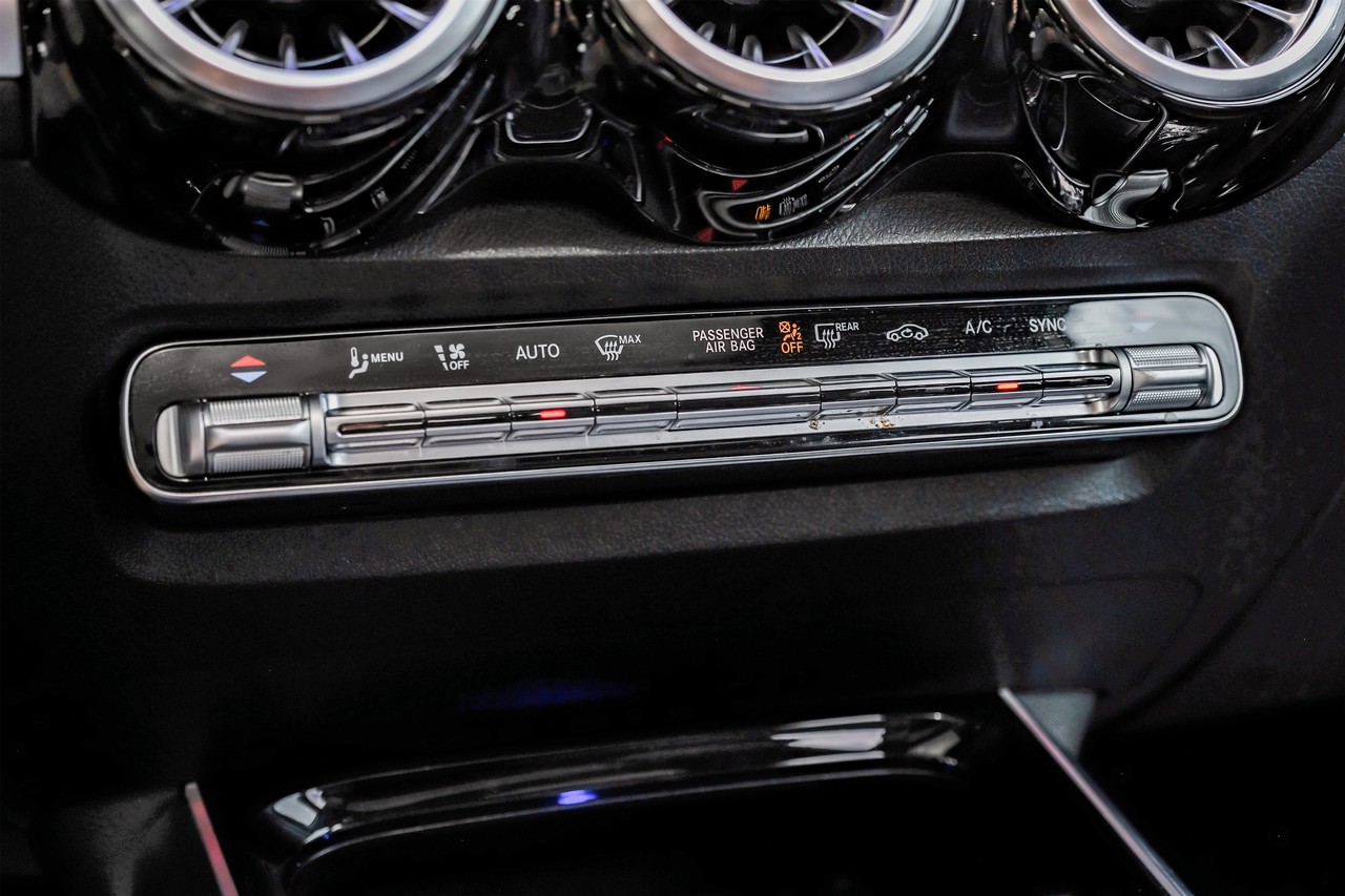 Mercedes-Benz GLB 250 Vehicle Main Gallery Image 29
