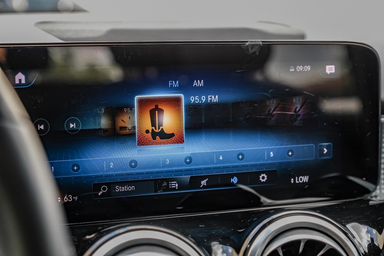 Mercedes-Benz GLB 250 Vehicle Main Gallery Image 30