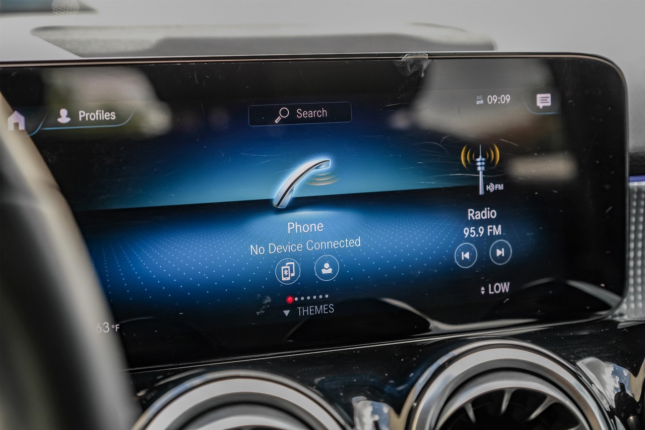 Mercedes-Benz GLB 250 Vehicle Main Gallery Image 31