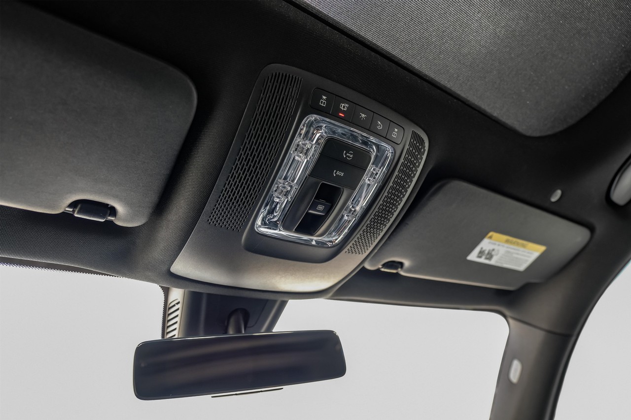 Mercedes-Benz GLB 250 Vehicle Main Gallery Image 35