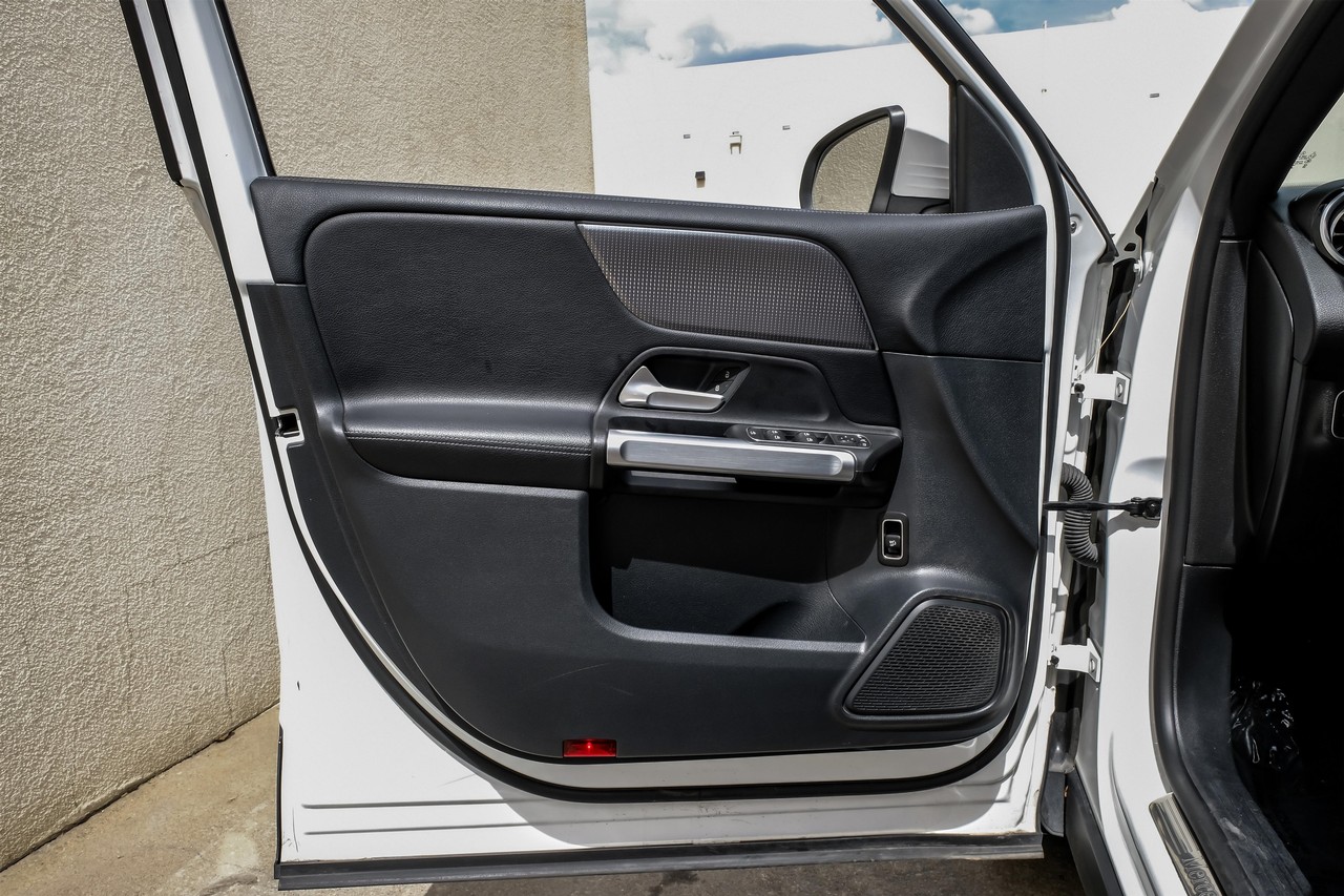 Mercedes-Benz GLB 250 Vehicle Main Gallery Image 43