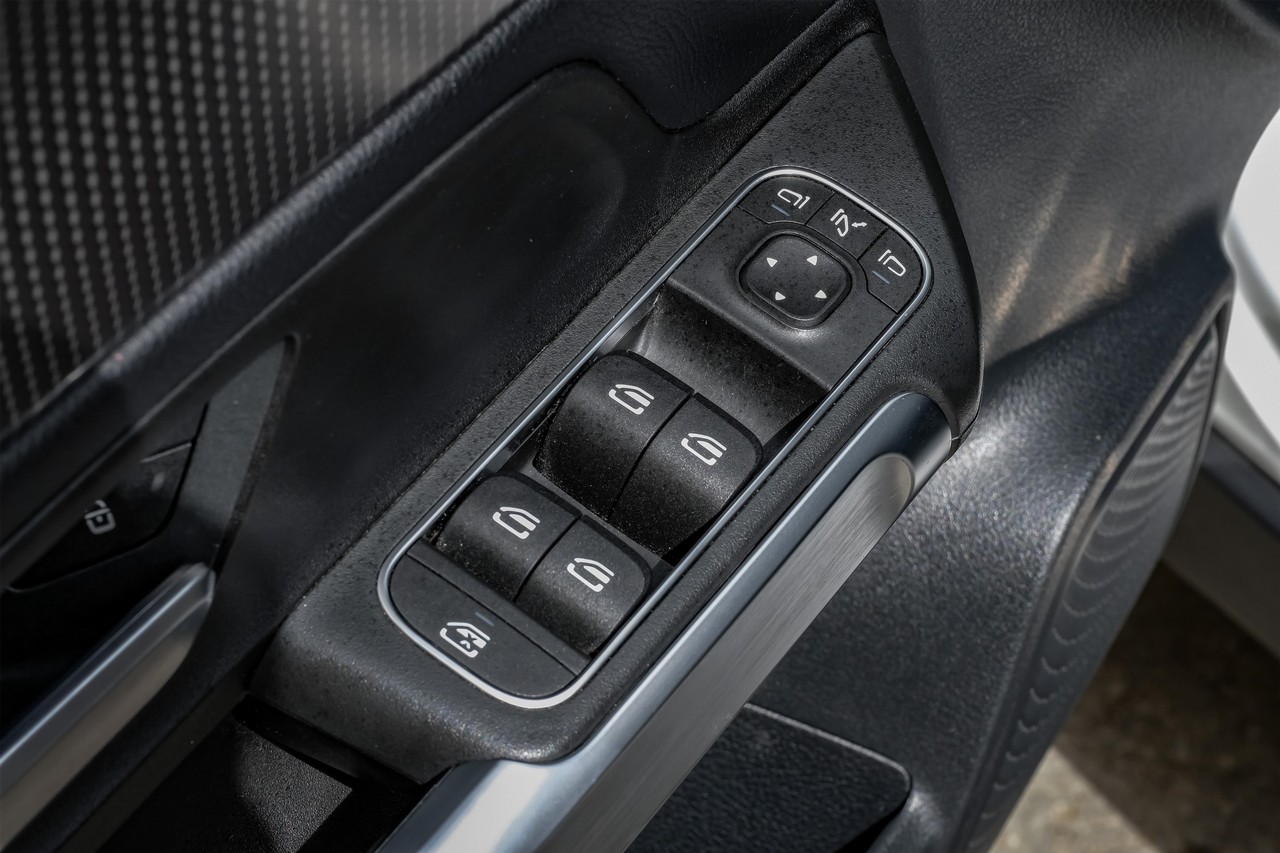 Mercedes-Benz GLB 250 Vehicle Main Gallery Image 44