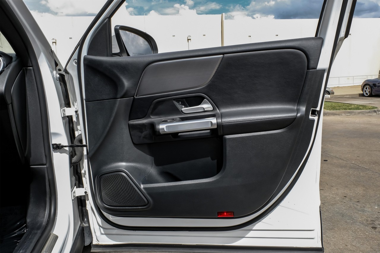 Mercedes-Benz GLB 250 Vehicle Main Gallery Image 45