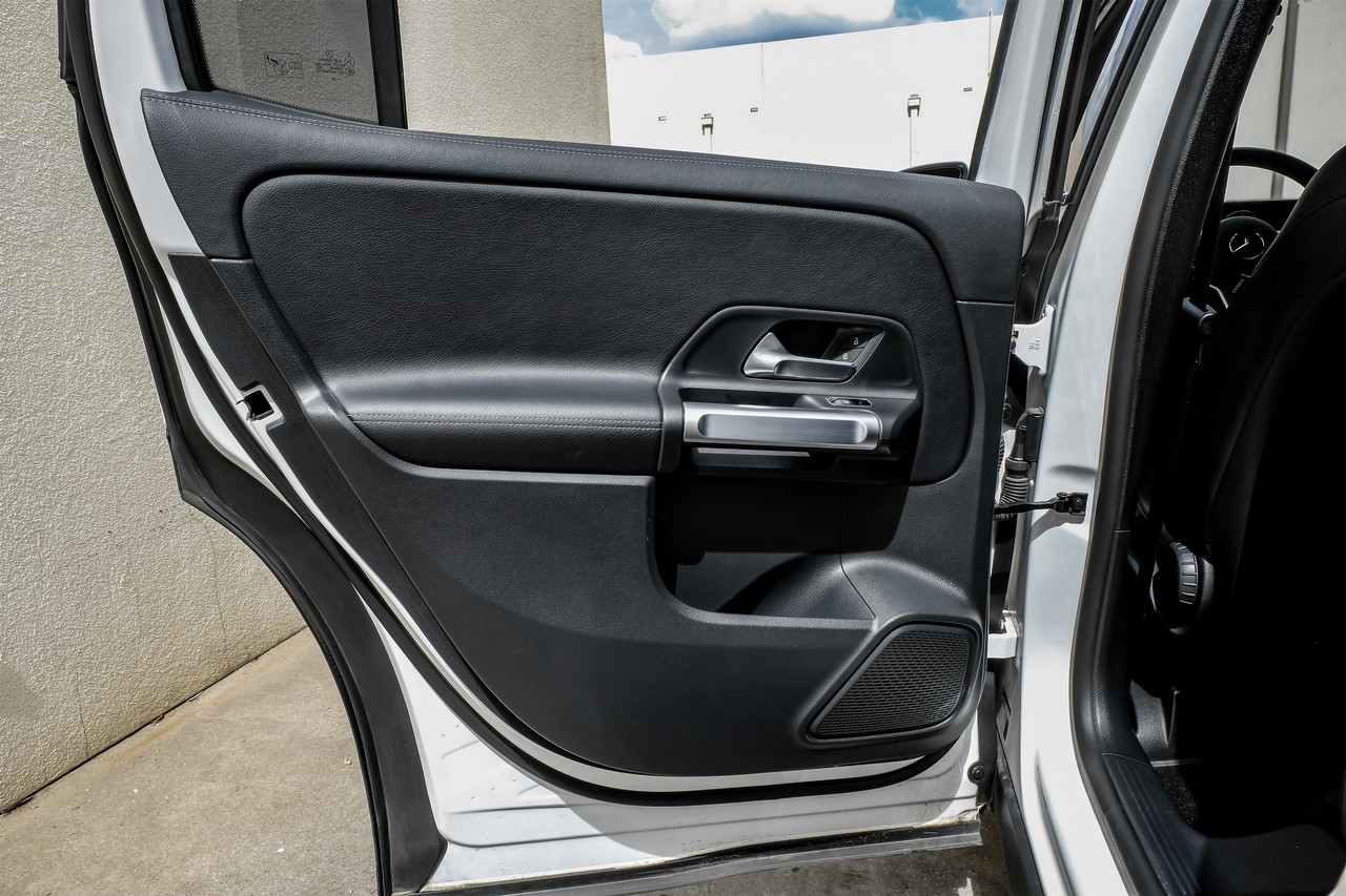 Mercedes-Benz GLB 250 Vehicle Main Gallery Image 46