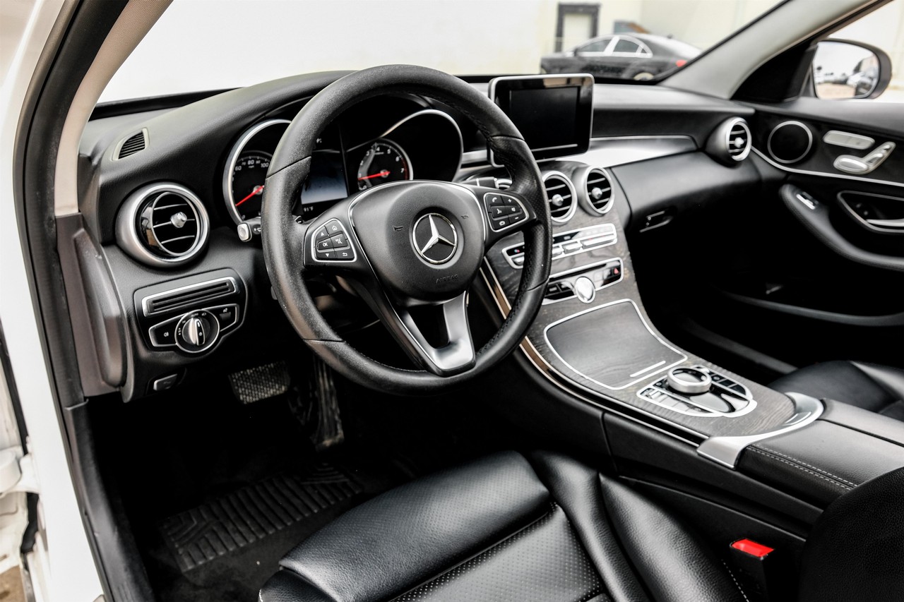 Mercedes-Benz C-Class Vehicle Main Gallery Image 03