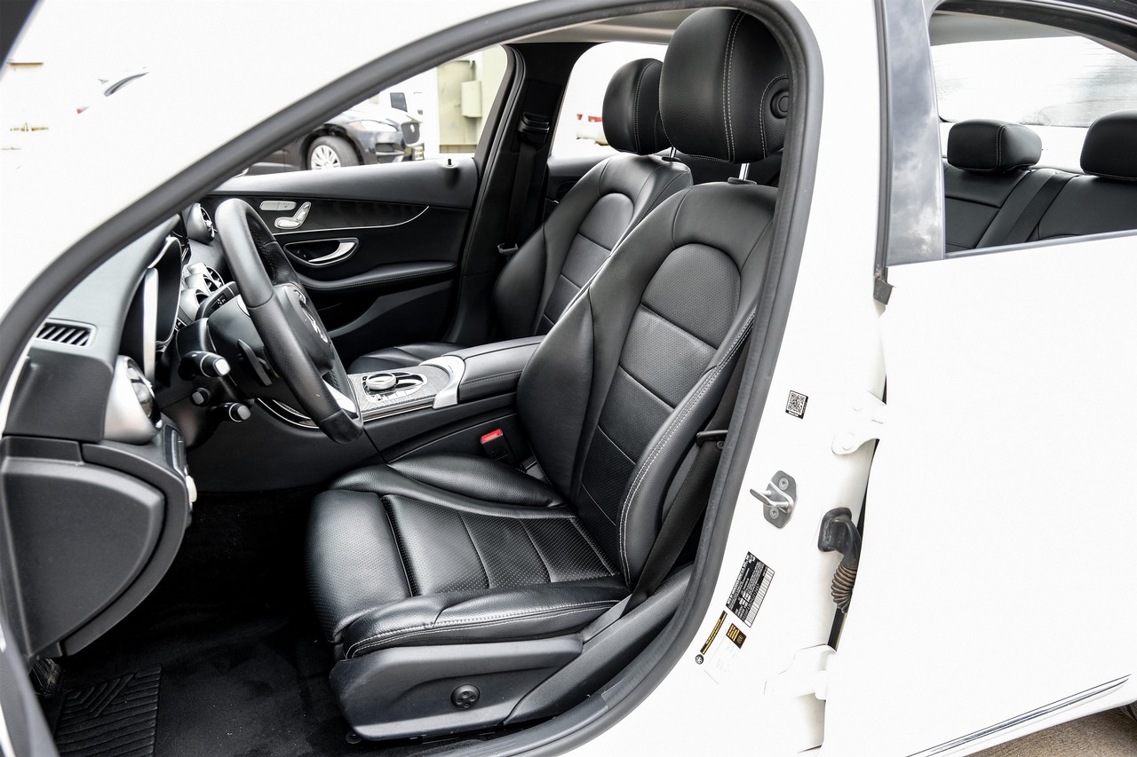 Mercedes-Benz C-Class Vehicle Main Gallery Image 04