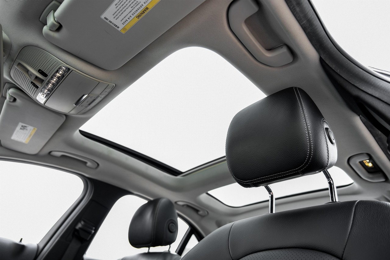 Mercedes-Benz C-Class Vehicle Main Gallery Image 05