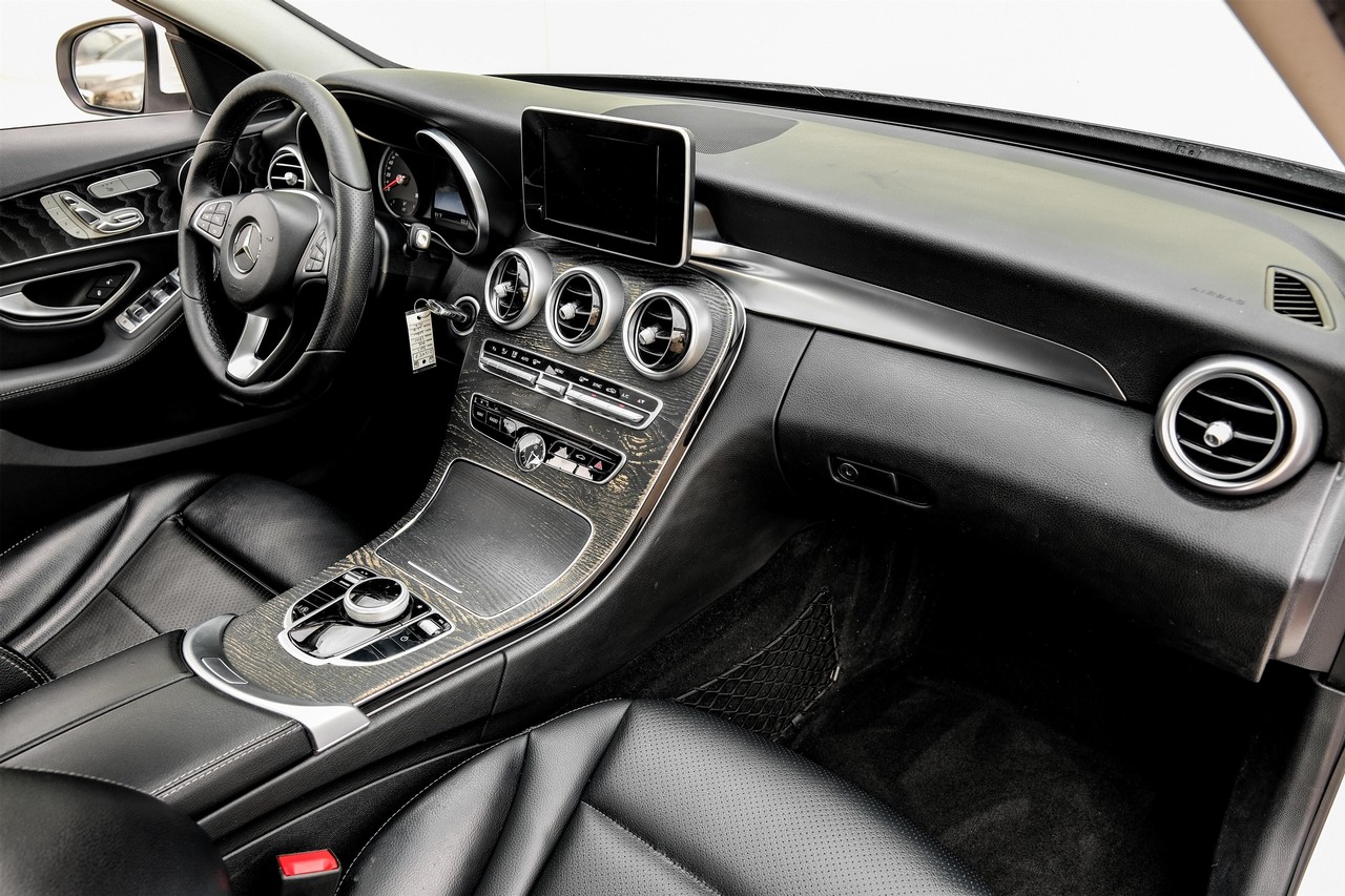 Mercedes-Benz C-Class Vehicle Main Gallery Image 13