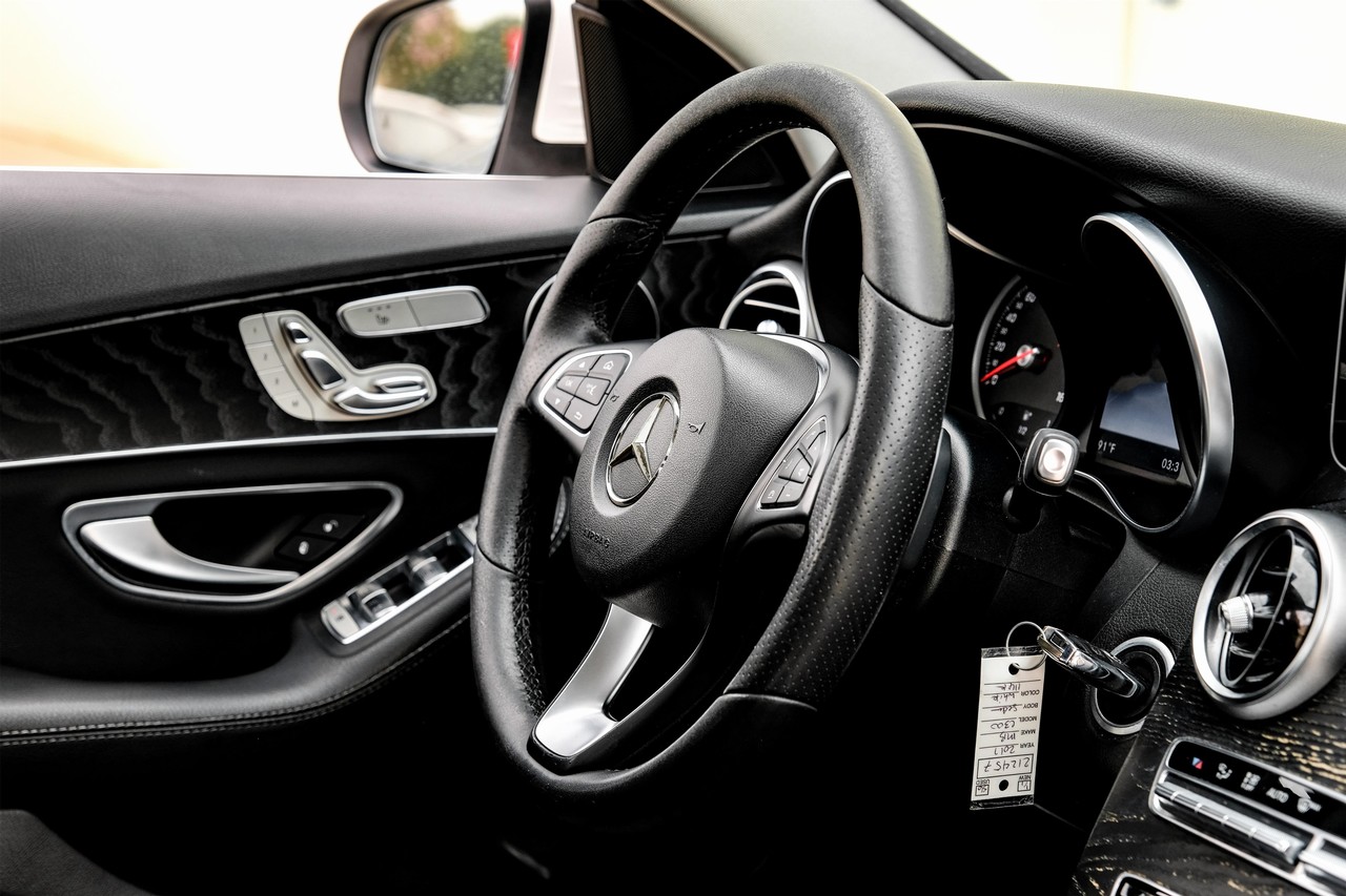 Mercedes-Benz C-Class Vehicle Main Gallery Image 14