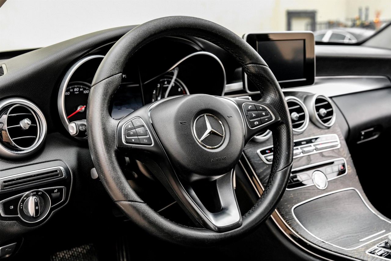 Mercedes-Benz C-Class Vehicle Main Gallery Image 16