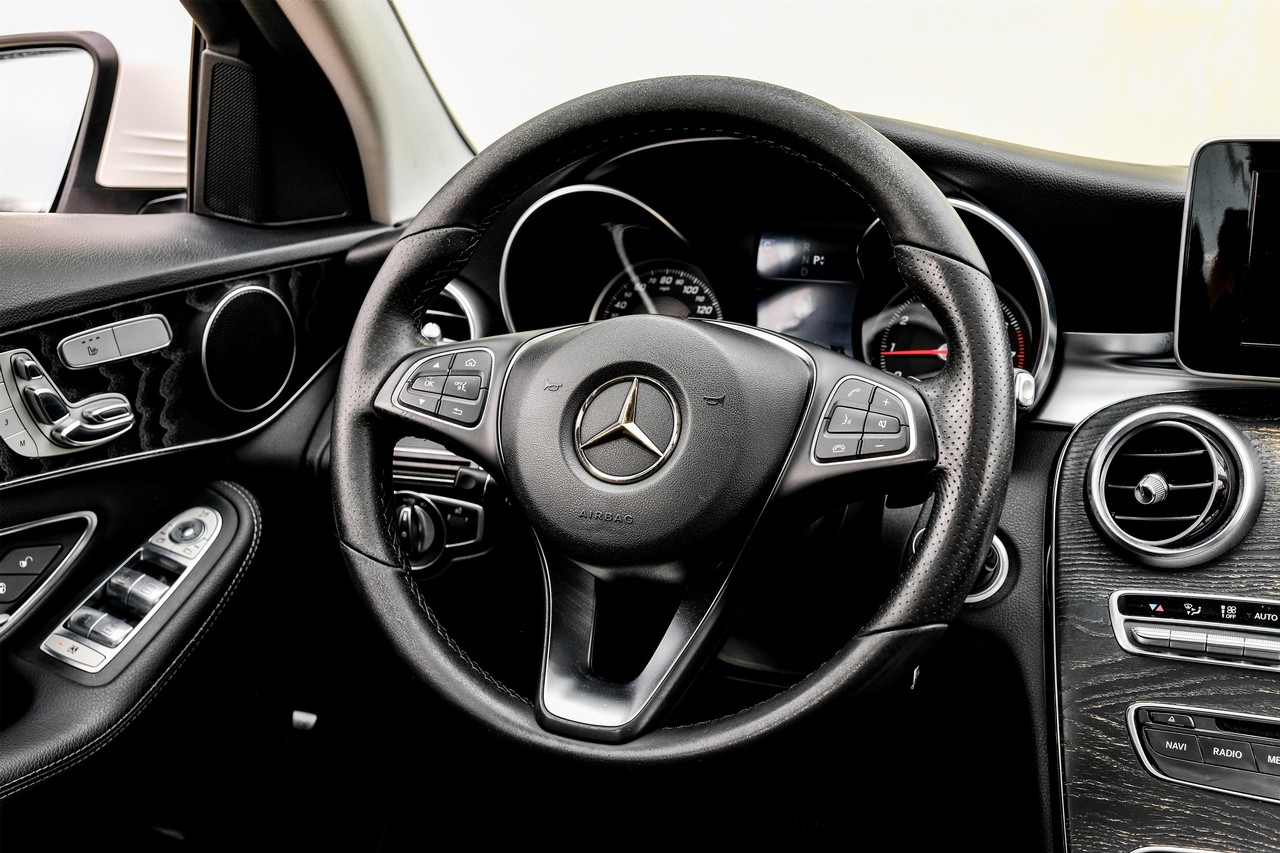Mercedes-Benz C-Class Vehicle Main Gallery Image 17