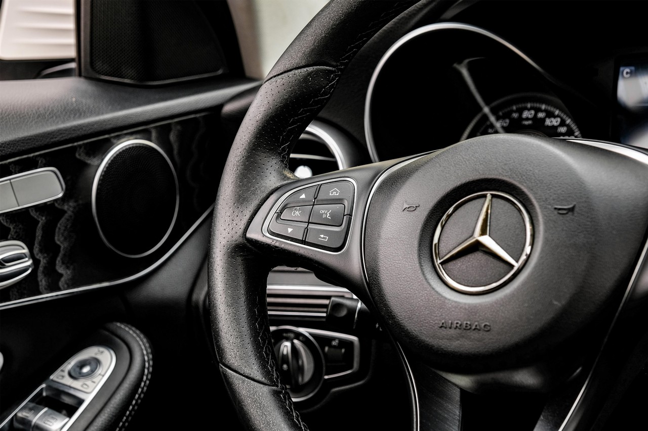 Mercedes-Benz C-Class Vehicle Main Gallery Image 18