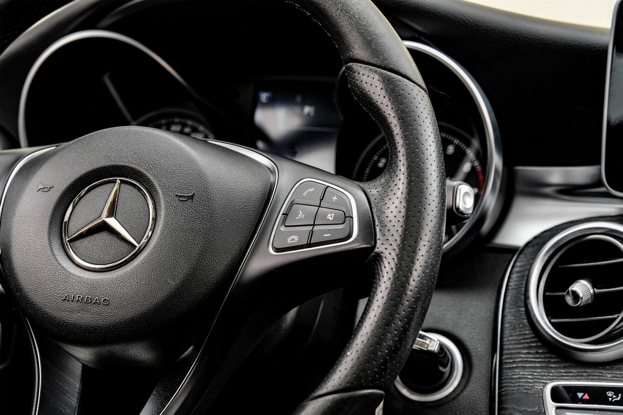 Mercedes-Benz C-Class Vehicle Main Gallery Image 19