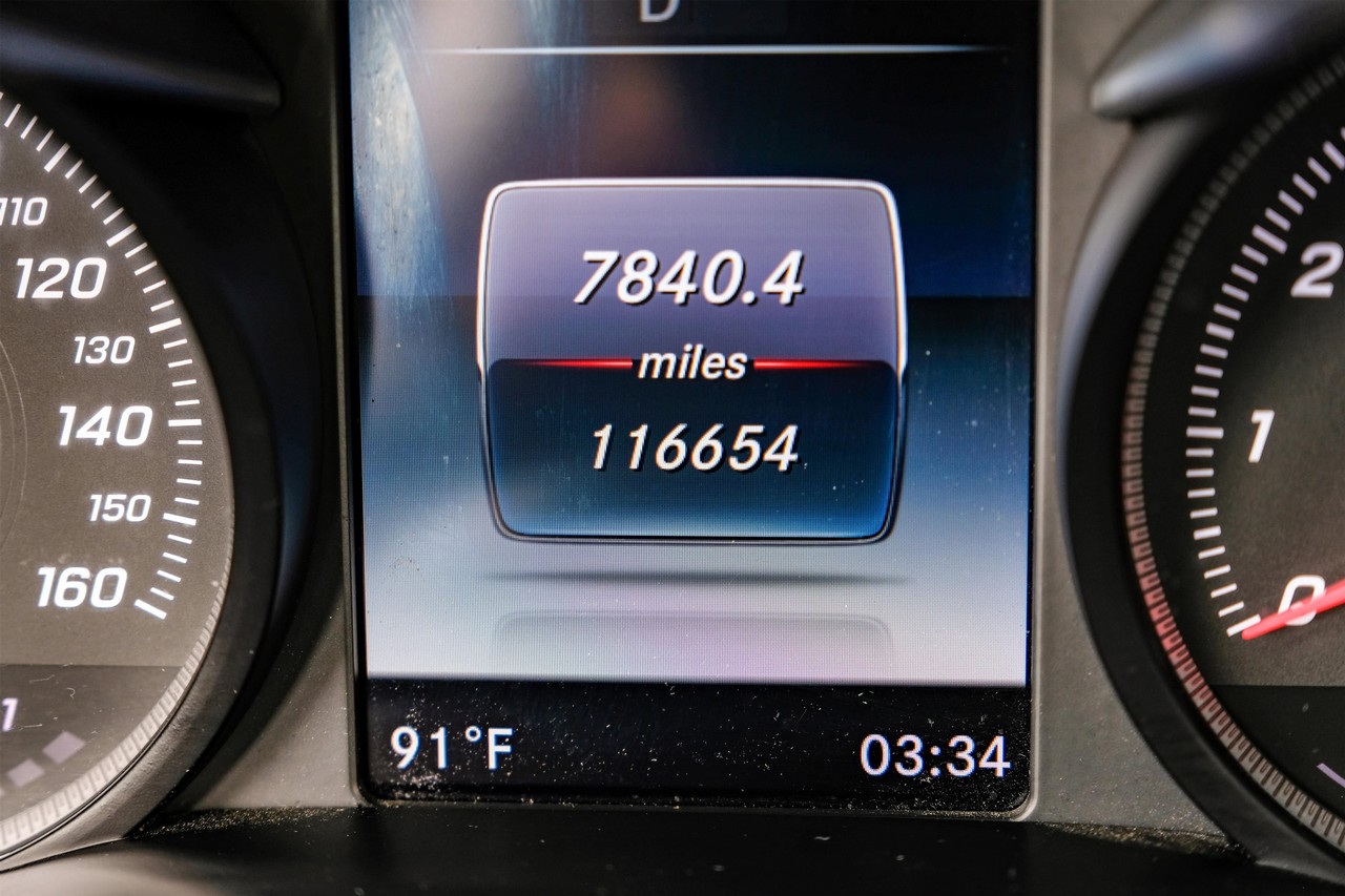 Mercedes-Benz C-Class Vehicle Main Gallery Image 21