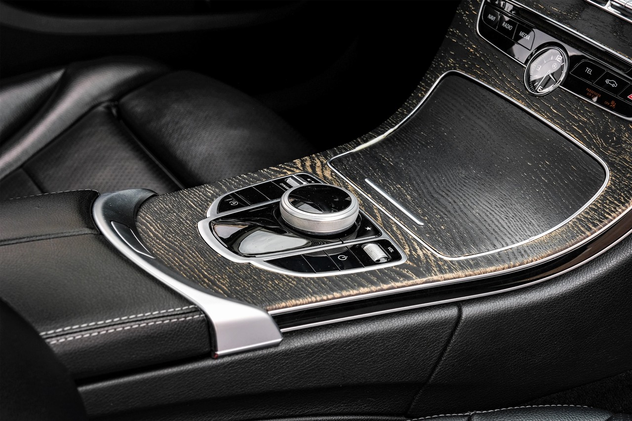 Mercedes-Benz C-Class Vehicle Main Gallery Image 22