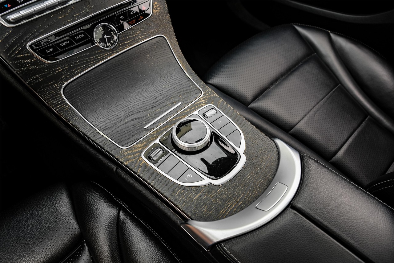 Mercedes-Benz C-Class Vehicle Main Gallery Image 23