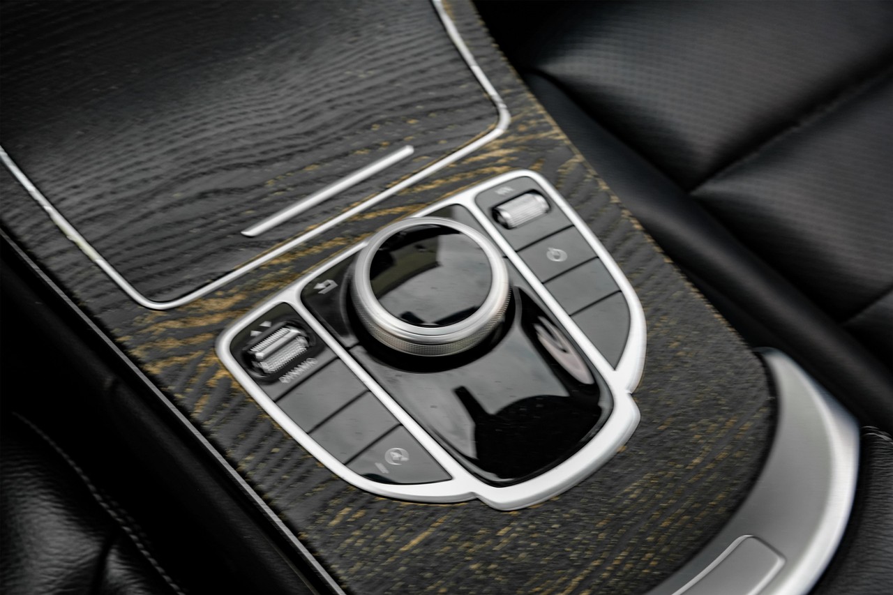 Mercedes-Benz C-Class Vehicle Main Gallery Image 24