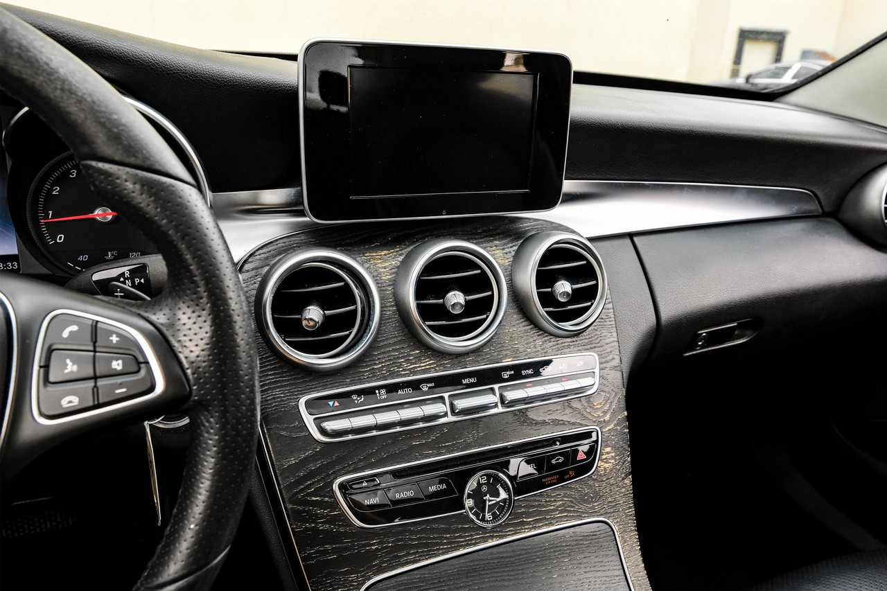 Mercedes-Benz C-Class Vehicle Main Gallery Image 25