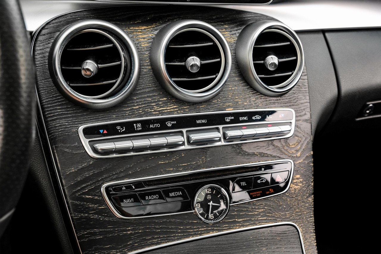 Mercedes-Benz C-Class Vehicle Main Gallery Image 26